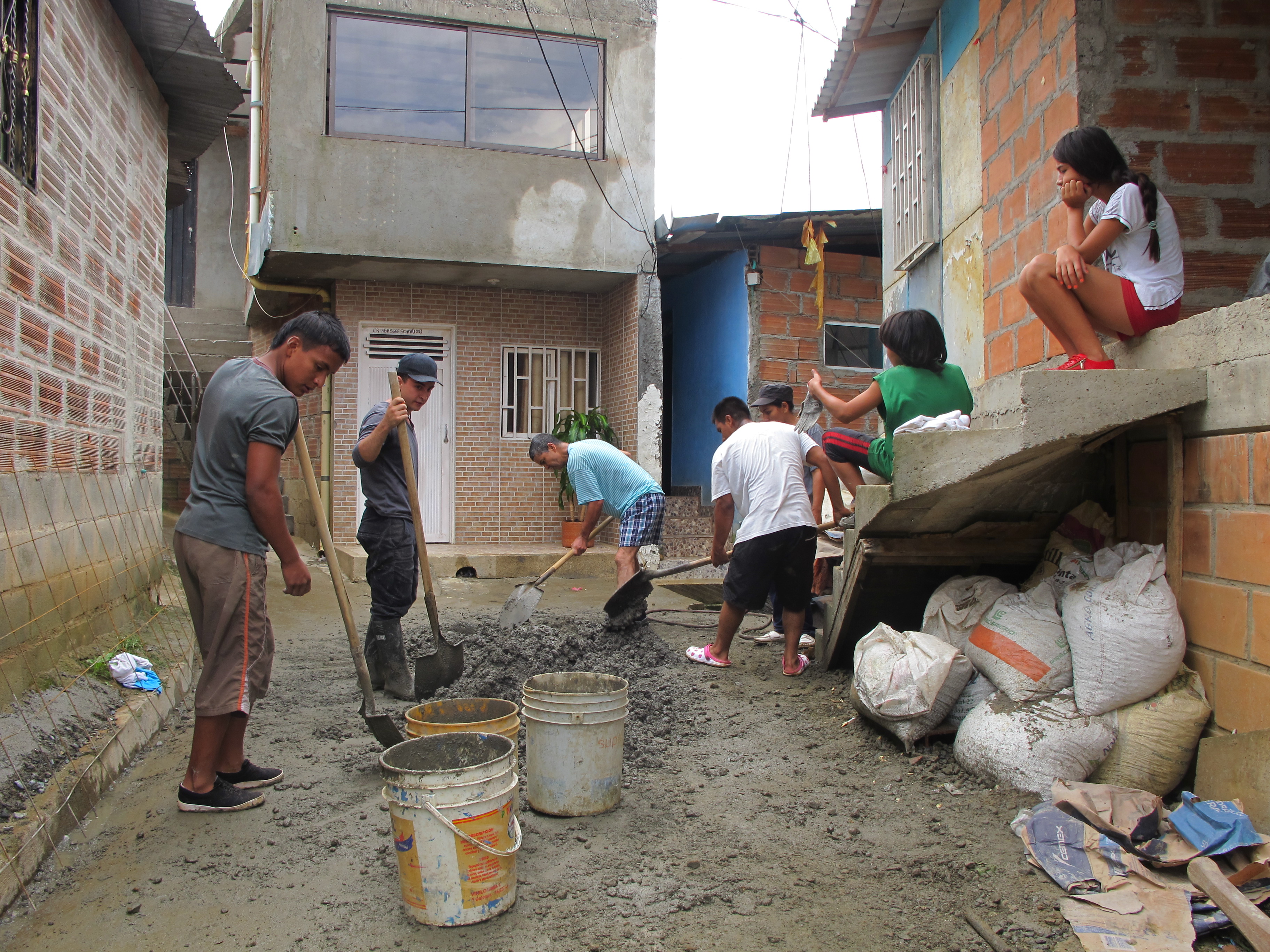 Community members putting drainage mitigation works in place in Medellín. 