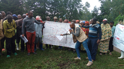 As part of the FARM program, Mercy Corps conducted a participative cartography activity in Bugusa Hill, DRC, and shared the findings with the local population during several meetings. 